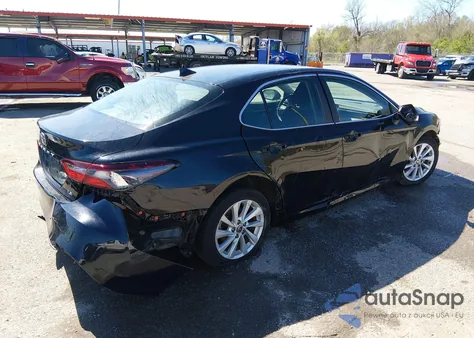 2021 Toyota Camry Le z USA, uszkodzony, nr VIN 4T1C11AK0MU452802